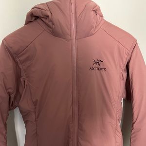 Arc’teryx women’s Atom AR hoody - size Small - blush pink/velvet sand